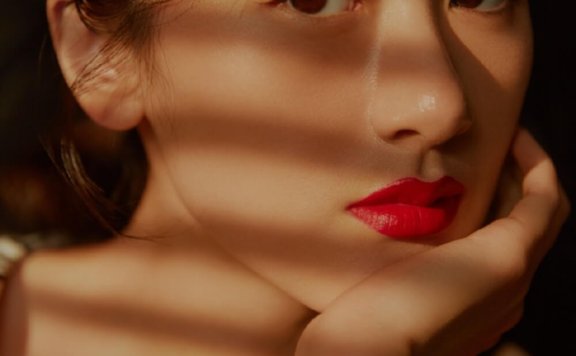 美女明星袁冰妍艳丽红唇气质写真图片