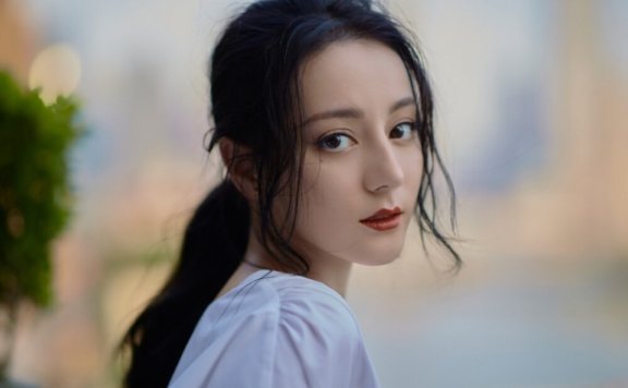 迪丽热巴穿V领衬衫气质写真图片