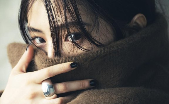 同时拥有女人味和少年感:韩素希登韩版《Harper’s Bazaar》金九封面