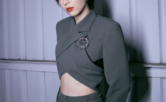 李斯丹妮心机小西装帅气写真图片