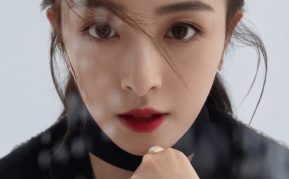 “甜美女神”张含韵反差感时尚大片
