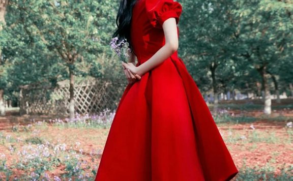 孙怡穿红色玫瑰公主裙太靓丽！雪肤娇嫩性感又甜美