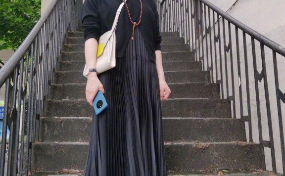 蒋欣百褶长裙配针织衫简约大气，瘦出新高度