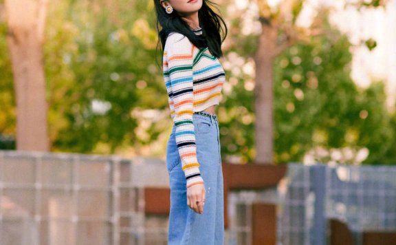 蒋梦婕穿紧身透视裙撞衫Jennie,这样穿的她更有韵味了!