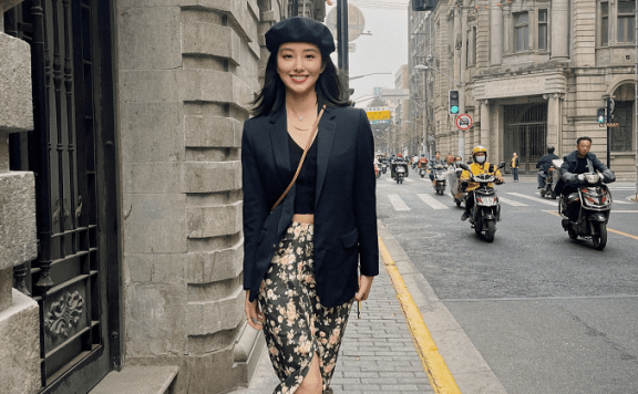 同样是半裙,你穿得普通,杨采钰的配色穿搭就显法式高贵