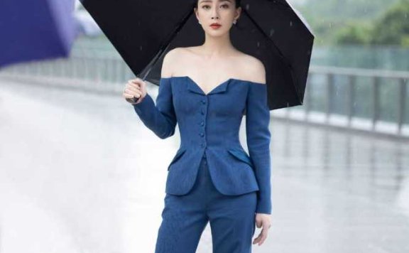 殷桃穿露肩西装勒出小腰身,人到中年依旧十分养眼