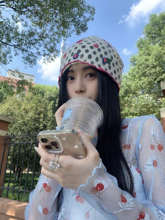 鞠婧祎户外游玩小花朵洞洞帽配樱桃翻晒衣,甜美爆棚