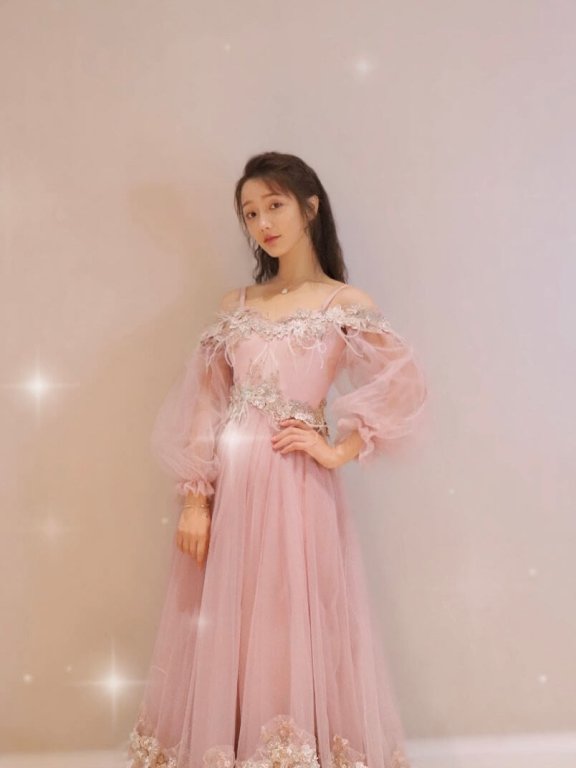 清纯粉嫩少女肖燕吊带裙清新写真图片