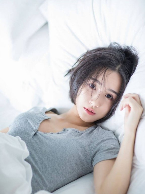 深V短袖美女私房性感写真图片