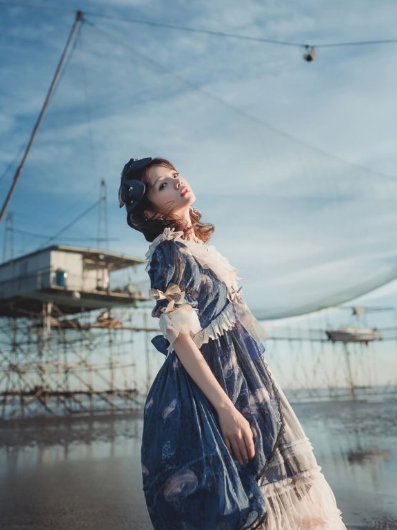 洛丽塔少女海边唯美写真图片