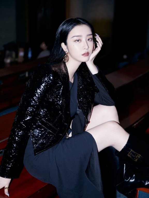 御姐赵小棠穿开叉裙时尚写真图片