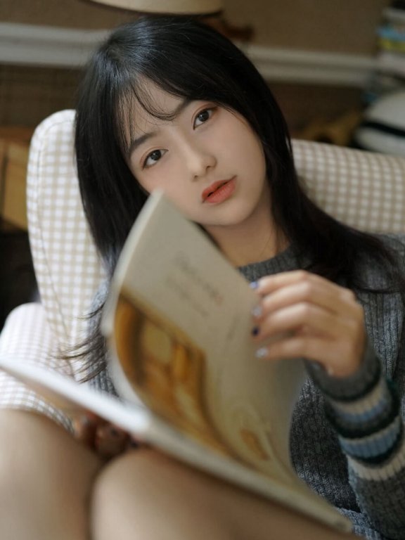 长腿美女暖冬慵懒风格写真图片