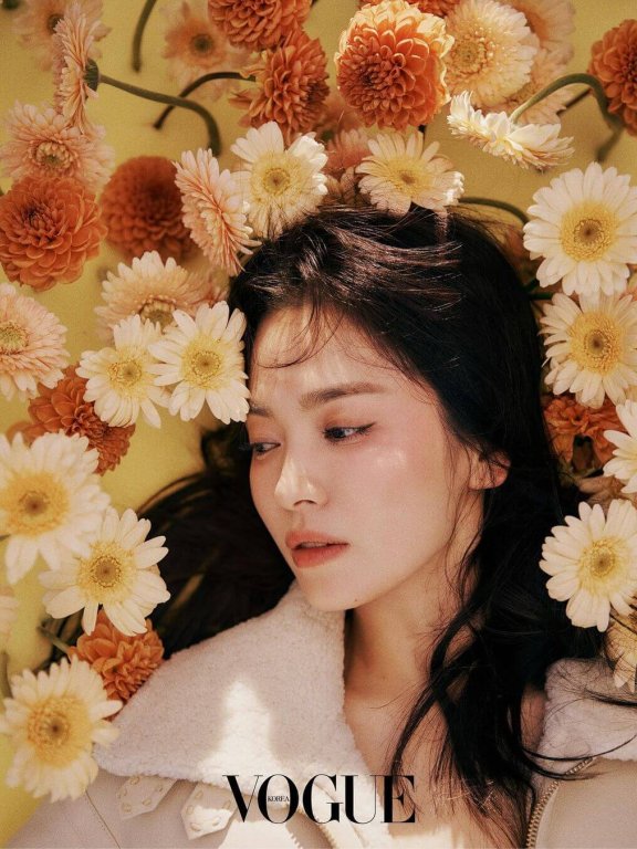 宋慧乔登韩版《Vogue》金九封面,化身优雅 Fendi 女神