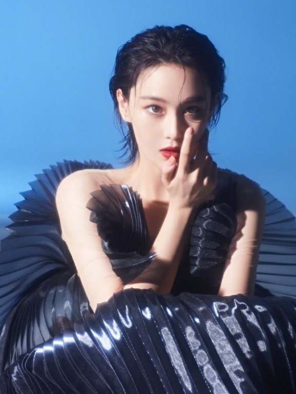 张馨予抹胸褶皱裙妩媚写真图片