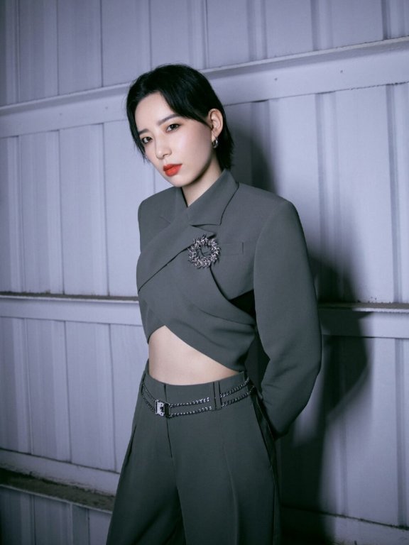 李斯丹妮心机小西装帅气写真图片