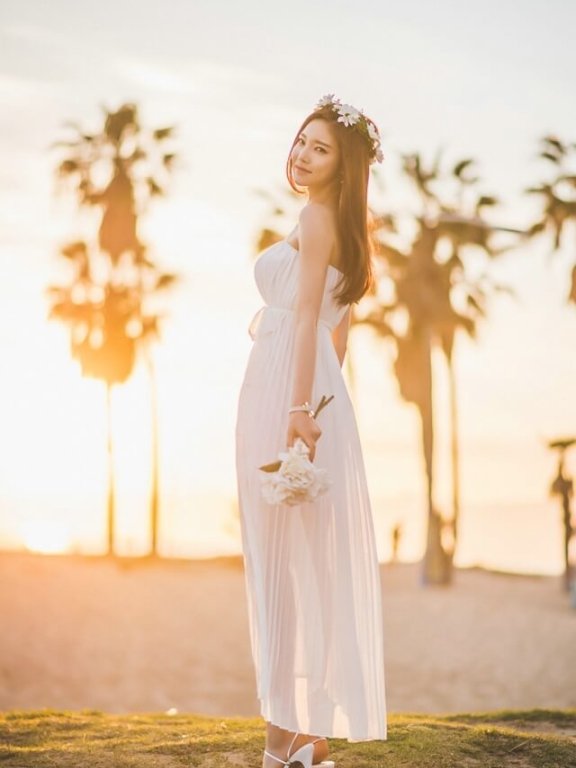 气质美女抹胸长裙户外唯美写真图片