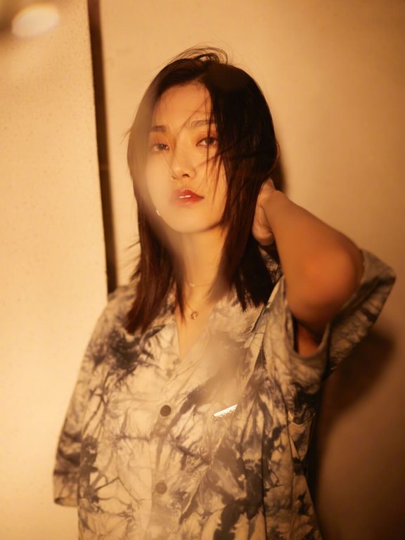 曾可妮暖色调灯光幻影魅力写真图片