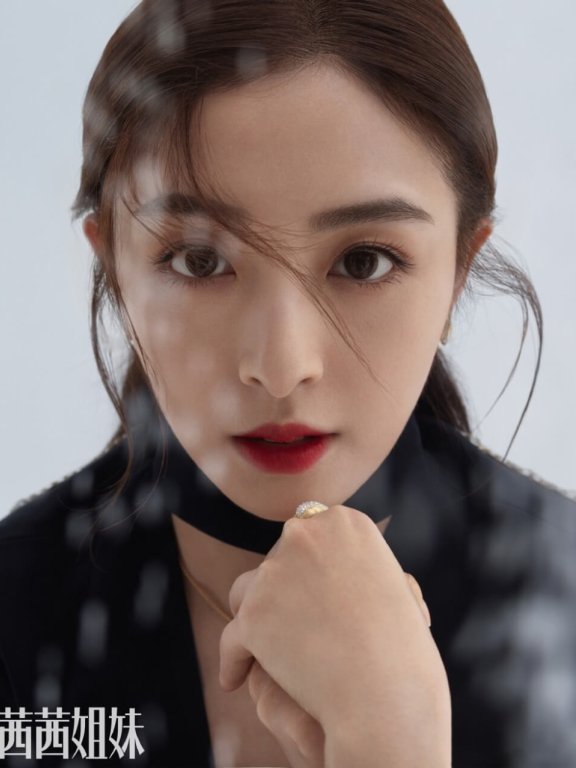 “甜美女神”张含韵反差感时尚大片