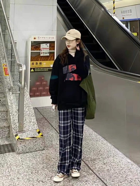 黑色卫衣搭配什么裤子和鞋子好看