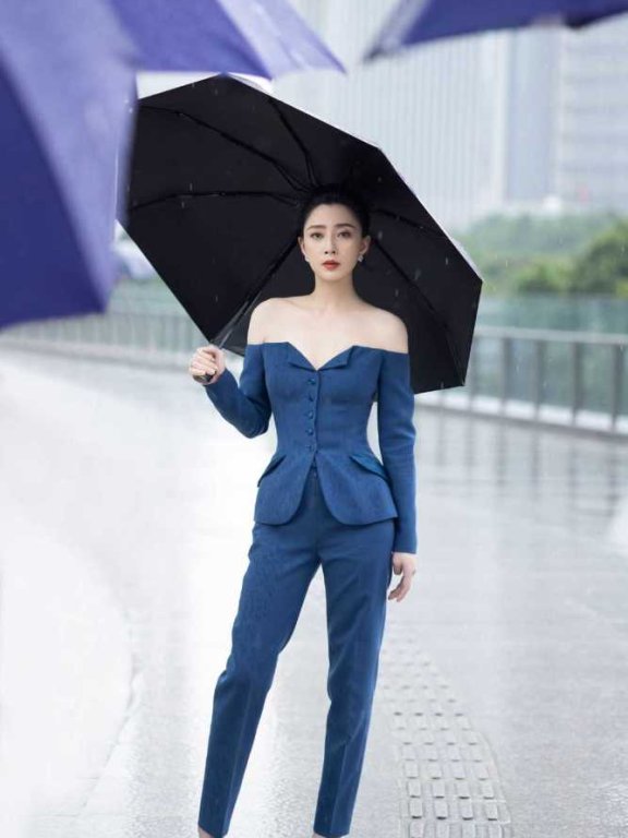 殷桃穿露肩西装勒出小腰身,人到中年依旧十分养眼