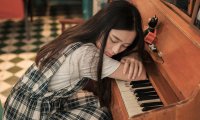 爱上了不该爱的她 趁着女友睡觉我们在一起了
