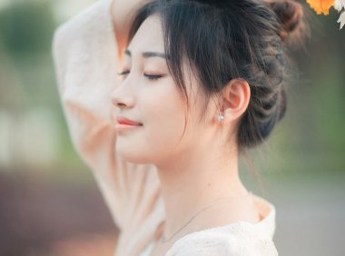 放在里面等我好回来检查 被医生绑在妇科椅上调教