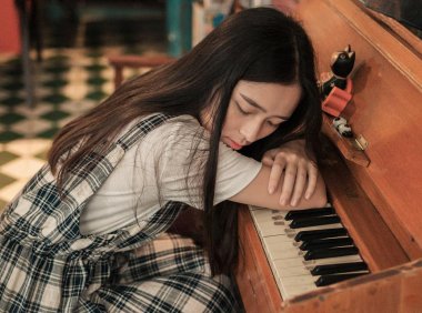 爱上了不该爱的她 趁着女友睡觉我们在一起了