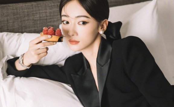 吴谨言全包黑色眼线纯黑西装妩媚御姐风图片