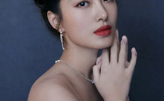 杨采钰穿抹胸纱裙大秀香肩!雪肤玉貌黑发红唇性感妩媚