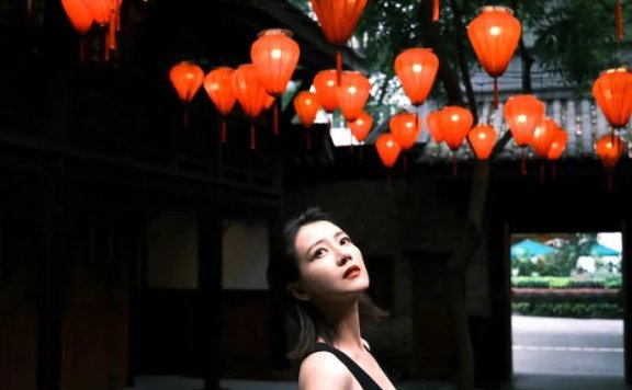 高圆圆穿黑色长裙大秀香肩!雪肤玉貌性感撩人