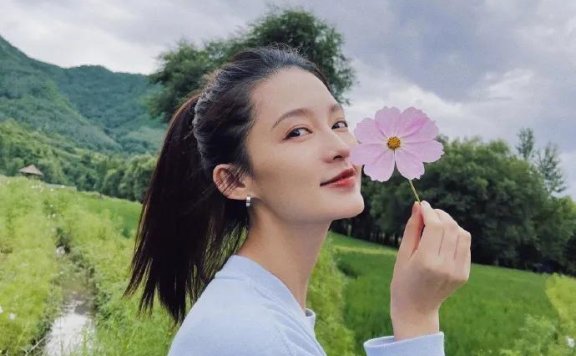 李沁发靓丽写真!肤白貌美大长腿魅力不可小觑