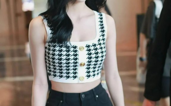 周洁琼穿紧身上衣黑短裤超靓！雪肤玉貌太性感美艳