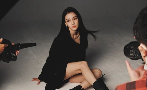 杨颖拍花絮美图大秀纤细美腿！雪肤白皙太性感撩人