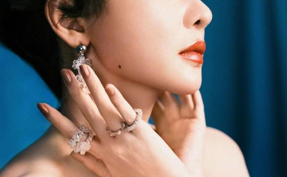 柳岩化身复古女郎大秀事业线!性感御姐太性感撩人