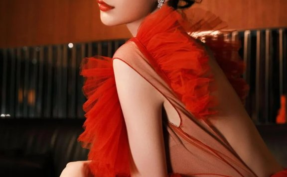 杨颖穿大红心型裙美若天仙！雪肤玉貌太性感靓丽