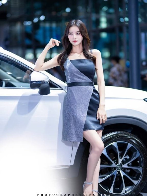 超高颜值车模小姐姐高跟细腿媚态写真