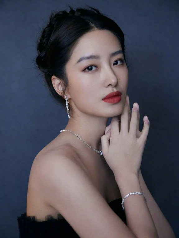 杨采钰穿抹胸纱裙大秀香肩!雪肤玉貌黑发红唇性感妩媚