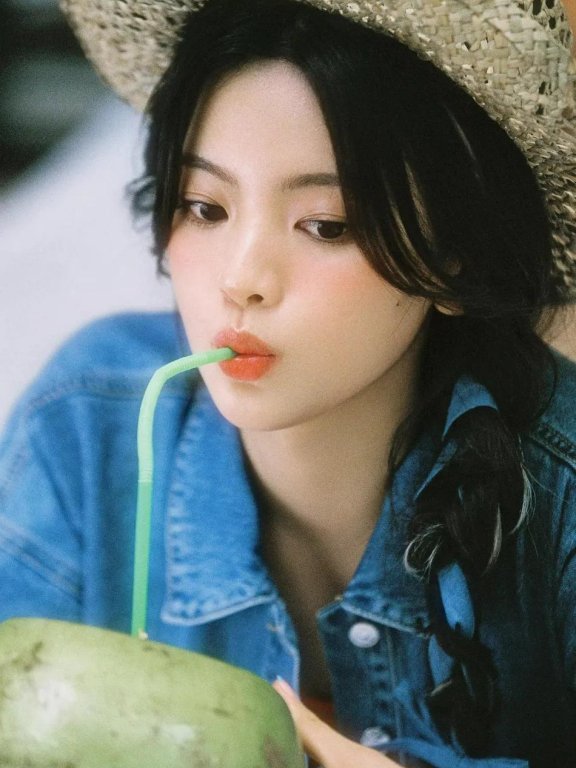 杨超越夏日度假风美图曝光!雪肤玉貌大长腿太靓丽多姿