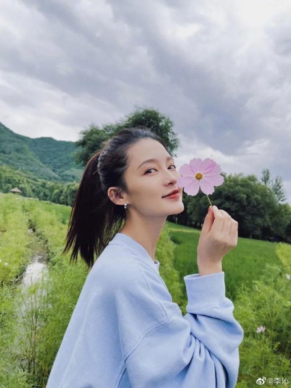 李沁发靓丽写真!肤白貌美大长腿魅力不可小觑
