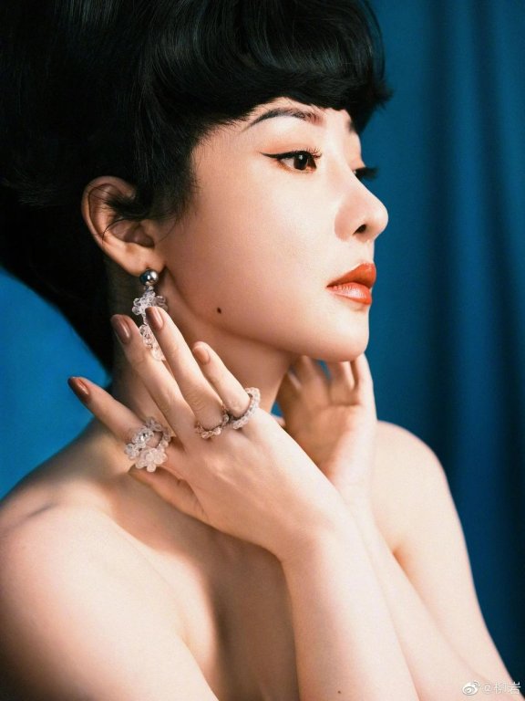 柳岩化身复古女郎大秀事业线!性感御姐太性感撩人