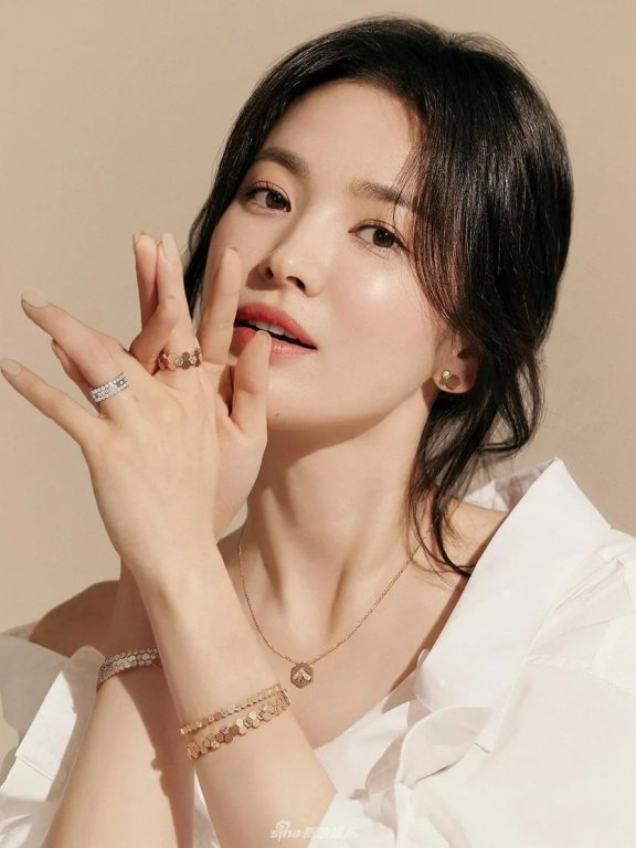 韩国美女明星宋慧乔穿白衬衫美若天仙!雪肤玉貌太清丽脱俗