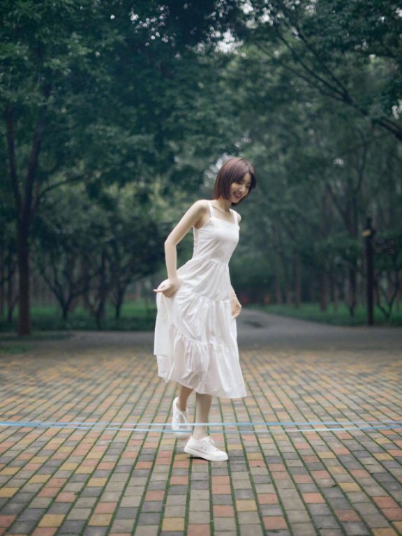 毛晓彤白裙短发清新脱俗美若天仙,跳绳走铁轨引回忆杀