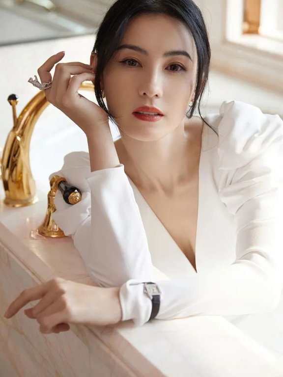 张柏芝穿白色V领礼服成熟美艳!雪肤玉貌性感妩媚