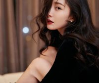 杨幂穿黑色丝绒长裙超美艳!魔鬼身材魅力不可小觑