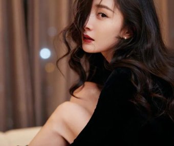 杨幂穿黑色丝绒长裙超美艳!魔鬼身材魅力不可小觑