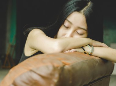 男生抱你的时候突然抱紧 讲讲你和男朋友的第一次