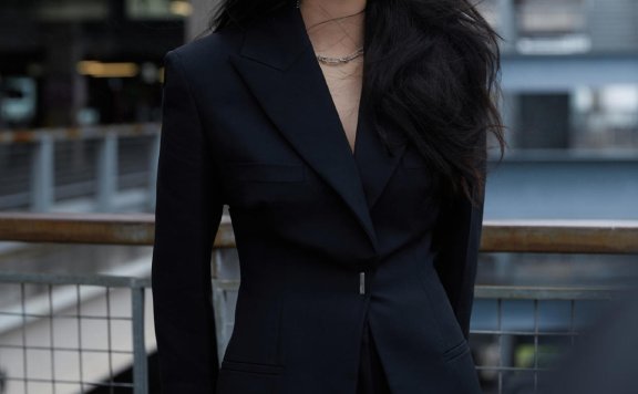 欧阳娜娜穿黑色镂空裙高贵精致，气质感真绝了