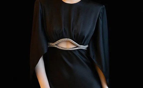 杨丞琳穿黑裙露细蛮腰！靓丽御姐造型美艳动人