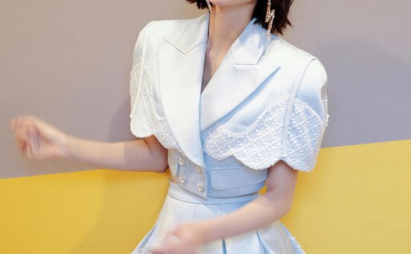 唐艺昕穿浅蓝色露脐套装大秀小蛮腰,气质越来越好!