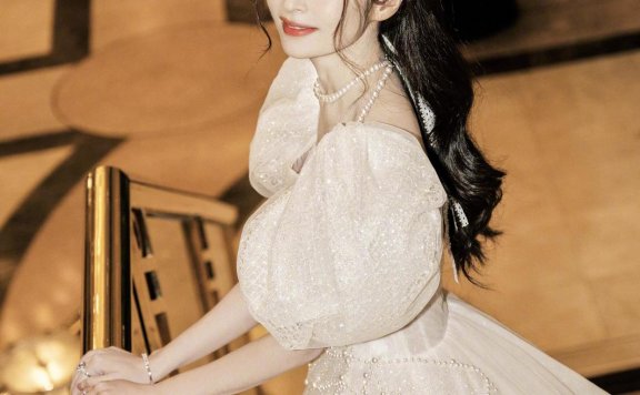 颖儿瘦了之后穿墨绿丝绒吊带裙走红毯,女王范十足